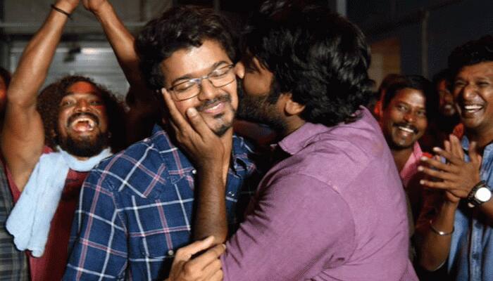 விஜய்க்கு, விஜய் சேதுபதி கொடுத்த முத்தம்! வைரலாகும் புகைப்படம்! விஜய்க்கு, விஜய் சேதுபதி கொடுத்த முத்தம்! வைரலாகும் புகைப்படம்!