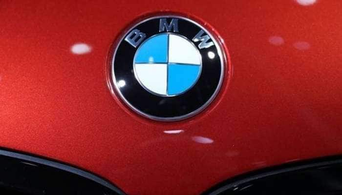 சிறுநீர் கழிக்க சென்ற நேரத்தில் BMW காரை தட்டிச் சென்ற திருடர்கள்... title=