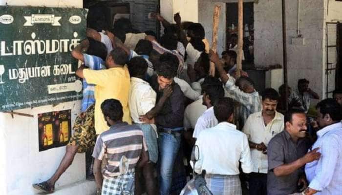 டாஸ்மாக் பணியாளர்களுக்கு முகக்கவசம், சானிடைசர் வழங்க TN Govt உத்தரவு!! டாஸ்மாக் பணியாளர்களுக்கு முகக்கவசம், சானிடைசர் வழங்க TN Govt உத்தரவு!!