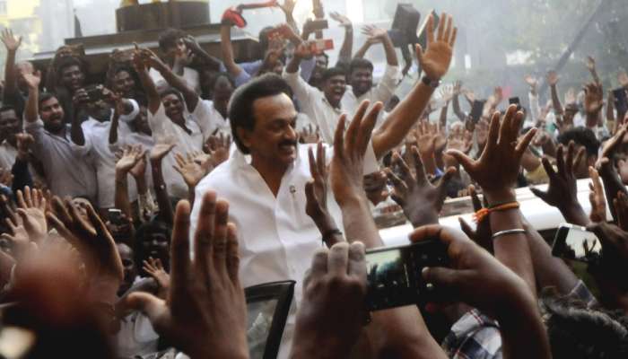 COVID-19: மக்கள் சேவையில் திமுக.. MLAs மற்றும் MPs ஒதுக்கீடு செய்த நிதி குறித்த முழு பட்டியல் COVID-19: மக்கள் சேவையில் திமுக.. MLAs மற்றும் MPs ஒதுக்கீடு செய்த நிதி குறித்த முழு பட்டியல்