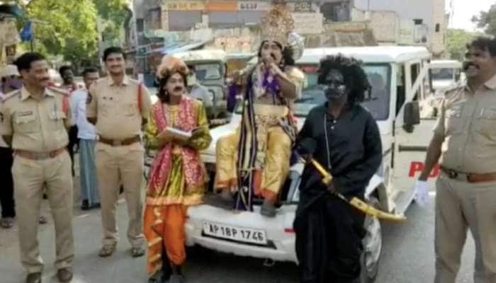 கொரோனாவை விரட்ட எம தர்ம ராஜனுடன் வந்த காவல்துறையினர்... கொரோனாவை விரட்ட எம தர்ம ராஜனுடன் வந்த காவல்துறையினர்...