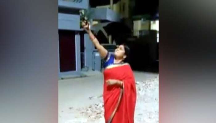 கொரோனாவை விரட்ட துப்பாக்கியை கையில் எடுத்த பாஜக தலைவர்... கொரோனாவை விரட்ட துப்பாக்கியை கையில் எடுத்த பாஜக தலைவர்...