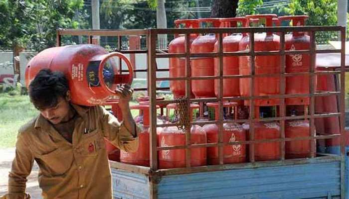 கோவிட் -19: மூன்று மாதங்களுக்கு எட்டு சிலிண்டர் இலவசம் என மத்திய அரசு அறிவிப்பு