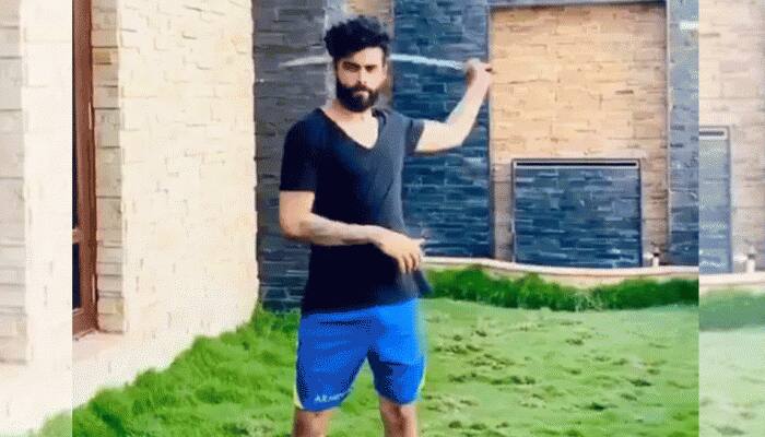 மட்டை பிடித்த கையில் வாளை எடுத்து சுழற்றிய சுழற்பந்து வீச்சாளர்... வீடியோ Viral மட்டை பிடித்த கையில் வாளை எடுத்து சுழற்றிய சுழற்பந்து வீச்சாளர்... வீடியோ Viral