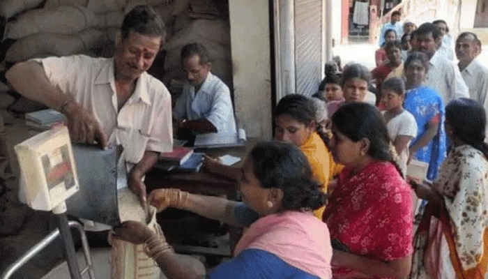 குடும்ப அட்டை இல்லாதவர்களுக்கும் ரேஷன் வழங்கப்பட வேண்டும்