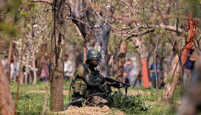 J&amp;K: பயங்கரவாத தாக்குதலில் 3 CRPF வீரர்கள் மரணம், ஒருவர் படுகாயம்... 