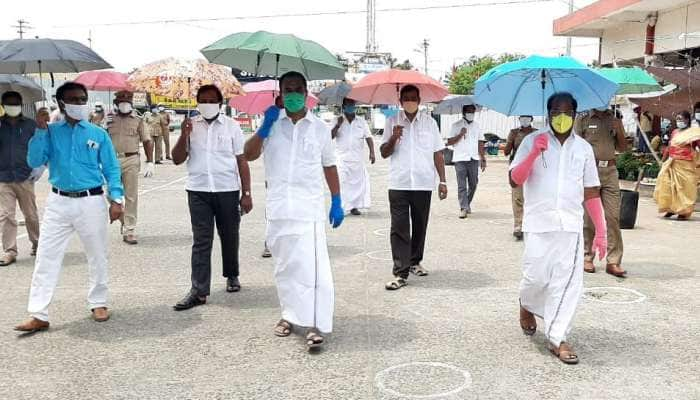 சமூக விலகலை கடைபிடிக்க குடை பயன்படுத்தும் விதி; இனி தமிழகத்திலும்! title=