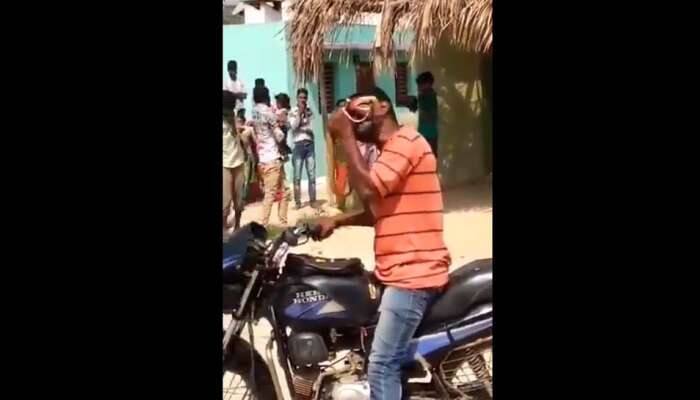போதையில் பாம்பை கறுக் முறுக் என கடித்து துப்பிய ஆண்.. அதிர்ந்து போன மக்கள்! போதையில் பாம்பை கறுக் முறுக் என கடித்து துப்பிய ஆண்.. அதிர்ந்து போன மக்கள்!