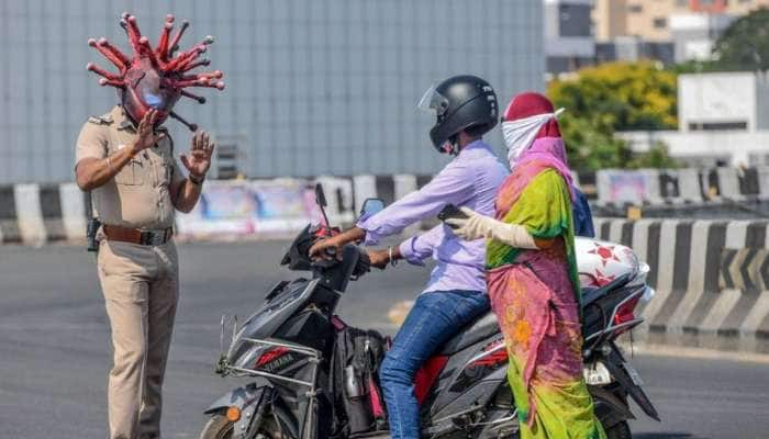 சென்னை போக்குவரத்து துறை காவலர்களுக்கு 10000 முககவசம் அளித்த Paytm! சென்னை போக்குவரத்து துறை காவலர்களுக்கு 10000 முககவசம் அளித்த Paytm!