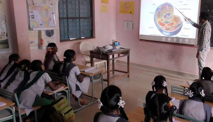 வரும் கல்வியாண்டு முதல் கல்லூரி மாணவர்களுக்கும் ஆன்லைன் வகுப்பு துவங்கப்படும்...