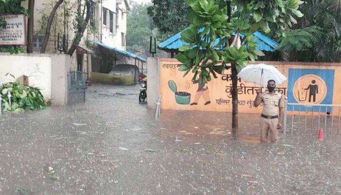 Cyclone Nisarga: மும்பையில் பலத்த மழை, பல பகுதிகளில் மழை நீர் தேக்கம் Cyclone Nisarga: மும்பையில் பலத்த மழை, பல பகுதிகளில் மழை நீர் தேக்கம்