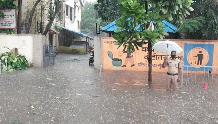 Cyclone Nisarga: மும்பையில் பலத்த மழை, பல பகுதிகளில் மழை நீர் தேக்கம்