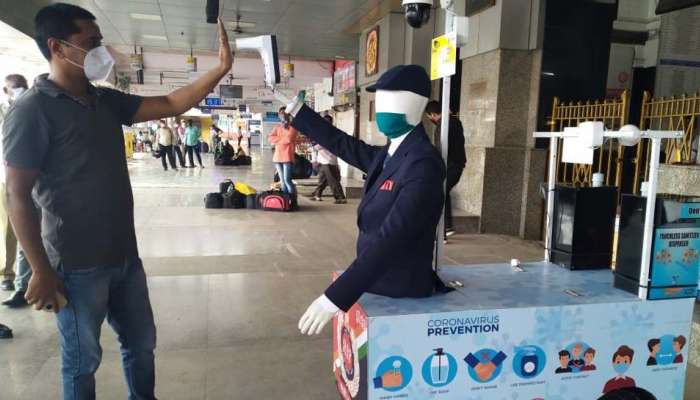 புனே ரயில் நிலையத்தில் பயணிகளை ஸ்கேன் செய்ய ரோபோ நியமனம்: Watch புனே ரயில் நிலையத்தில் பயணிகளை ஸ்கேன் செய்ய ரோபோ நியமனம்: Watch