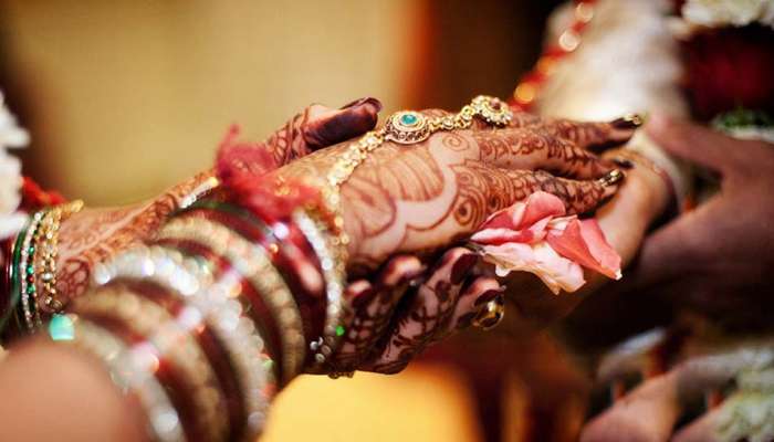 திருமணதின் போது மாஸ்க் அணியாத மாப்பிள்ளை; அபராதம் விதித்த நிர்வாகம்! திருமணதின் போது மாஸ்க் அணியாத மாப்பிள்ளை; அபராதம் விதித்த நிர்வாகம்!