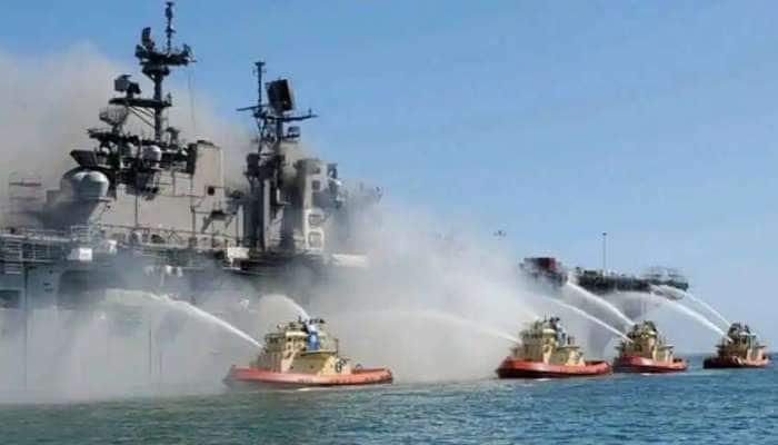 US Navy assault ship தீப்பிடித்ததில் 17 மாலுமிகள், 4 சிவிலியன்கள் காயமடைந்தனர்