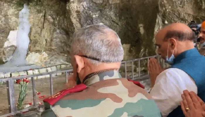 அமர்நாத் குகைக்கோயிலில் பிரார்த்தனை செய்தார் பாதுகாப்பு அமைச்சர் ராஜ்நாத் சிங் அமர்நாத் குகைக்கோயிலில் பிரார்த்தனை செய்தார் பாதுகாப்பு அமைச்சர் ராஜ்நாத் சிங்