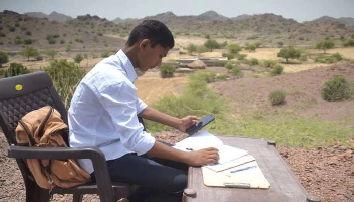 மனம் இருந்தால் மார்க்கம் உண்டு: படிப்பின் மீதுள்ள ஆர்வத்தால் இணயத்தில் வைரலாகும் ஹரீஷ்!! மனம் இருந்தால் மார்க்கம் உண்டு: படிப்பின் மீதுள்ள ஆர்வத்தால் இணயத்தில் வைரலாகும் ஹரீஷ்!!