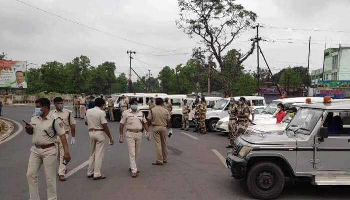 ஊரடங்கில் காய்கறி கடை விரித்த மூதாட்டி… மொத்தமும் வாங்கி கருணை காட்டிய அதிகாரி…!!!