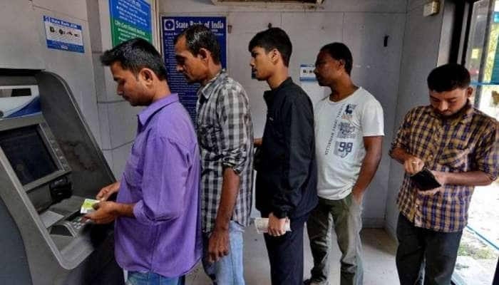 ATM-ல் பணம் எடுக்கப் போகிறீர்களா? சிறு அலட்சியமும் ஆபத்தாகலாம், கவனம் தேவை!! title=