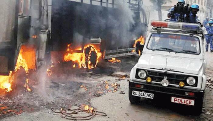 பெங்களூரில் பேஸ்புக் பதிவு தொடர்பாக வன்முறையில் 3 பேர் பலி, 60 போலீசார் காயமடைந்தனர்