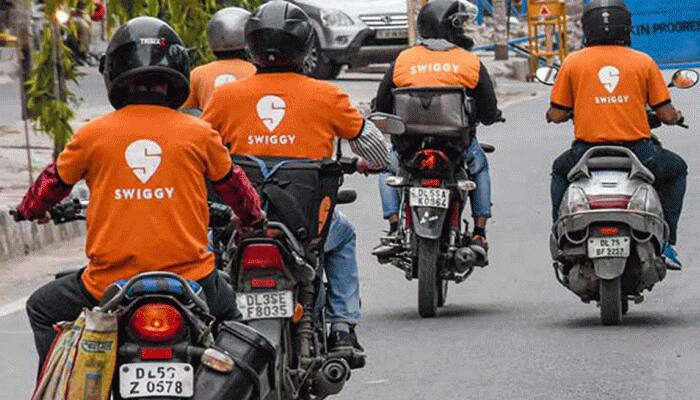 ஸ்விக்கி உணவு வினியோக ஊழியர்களின் ஊதியக்குறைப்பு சிக்கலை தீர்க்க வேண்டும் ஸ்விக்கி உணவு வினியோக ஊழியர்களின் ஊதியக்குறைப்பு சிக்கலை தீர்க்க வேண்டும்
