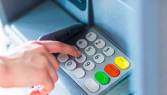 ATM-ல் பணம் எடுக்கணுமா? உங்கள் பாதுகாப்புக்கான tips இதோ!!  title=