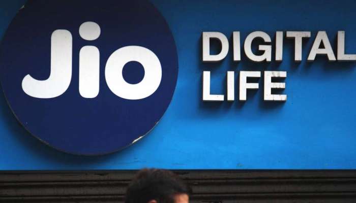 மற்ற நெட்வொர்க் வாடிக்கையாளர்களை கவர Jio வெளியிட்ட அதிரடி திட்டம்!! மற்ற நெட்வொர்க் வாடிக்கையாளர்களை கவர Jio வெளியிட்ட அதிரடி திட்டம்!!