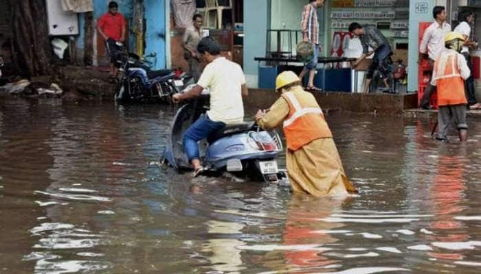 Telangana-வில் பெய்த பலத்த மழையால் இயல்பு வாழ்க்கை பாதிப்பு: சிக்கித் தவிக்கும் மக்கள்