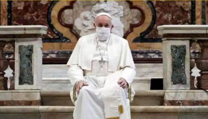 முதன்முதலாக  கொரோனாவுக்கு அடிபணிந்து மாஸ்க் போட்ட Pope Francis  title=