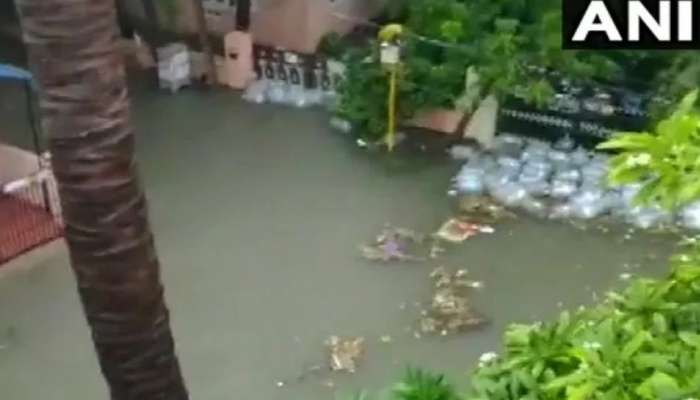 சென்னையில் பலத்த மழை: பல இடங்களில் நீர் தேக்கம், வீடுகளுக்குள் நீர் புகுந்தது!! சென்னையில் பலத்த மழை: பல இடங்களில் நீர் தேக்கம், வீடுகளுக்குள் நீர் புகுந்தது!!