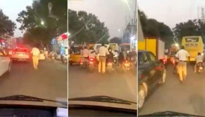 Watch: 2 km ஓடி ஆம்புலன்சை தடையின்றி ஓட வைத்த Traffic Constable, Video Viral!!