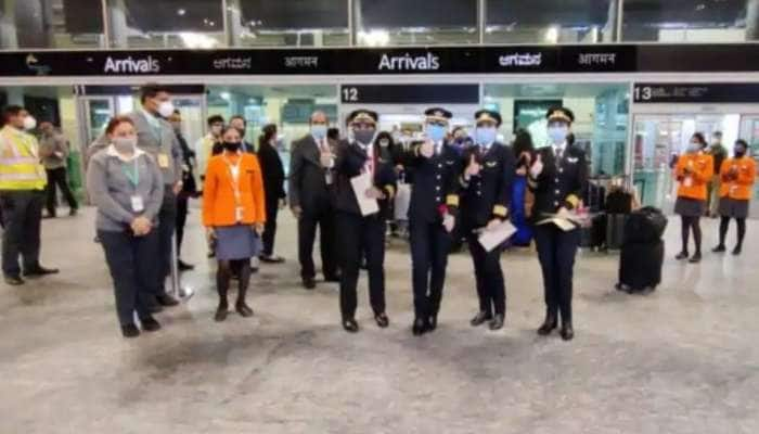 உலகின் மிக நீள விமான பயணத்தை முடித்து சாதனை படைத்தது Air India-வின் Women Pilot team title=