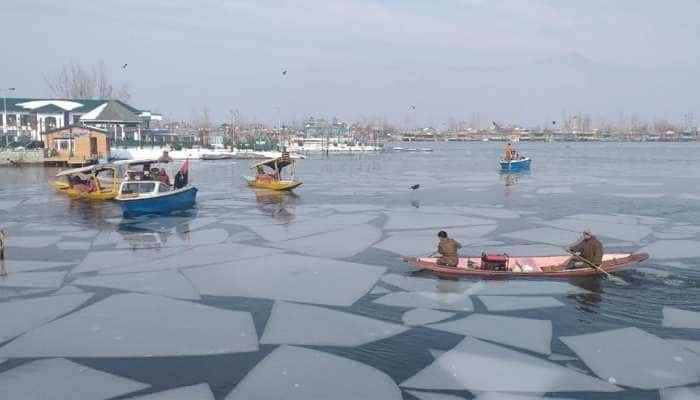 Kashmir: Srinagar இல் கடுமையான குளிர் காரணமாக Dal Lake உறைந்தது, Latest Photos