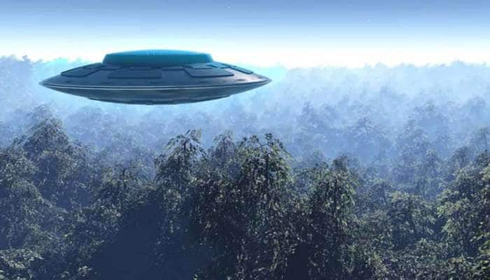 விமானத்தில் பறக்கும்போதே பயணி எடுத்த UFO வீடியோ வைரல் title=