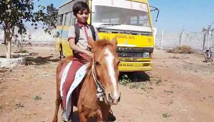 Viral: பேருந்து இல்லைனா என்ன? - நாங்க குதிரையில் பள்ளிக்கு செல்லுவேம்..!