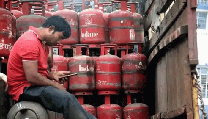 LPG Price Hike: வரலாறு காணாத விலையேற்றம் - சாமானியர்கள் மிகவும் பாதிப்பு