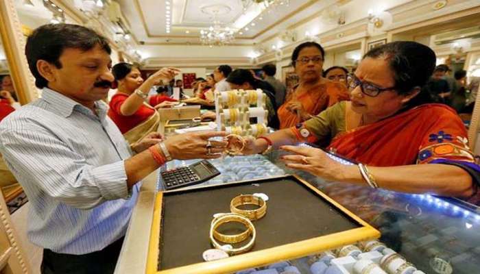 Gold-Silver Price today: தங்கத்தின் விலை எவ்வளவு குறைந்தது?  title=