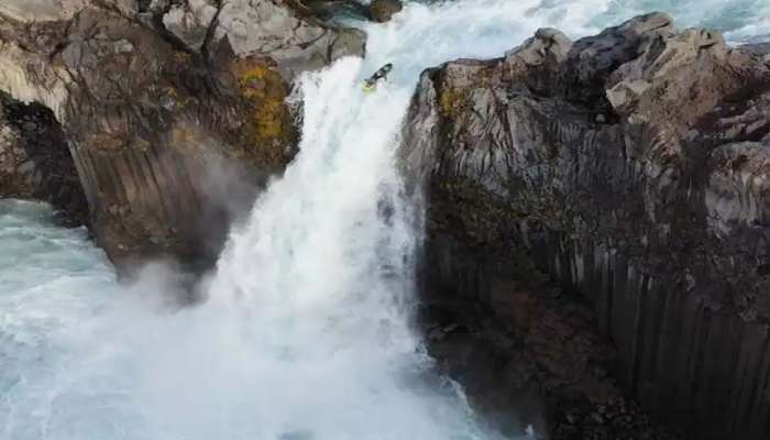 Extreme kayaker ஐஸ்லாந்தை படகில் வலம் வரும் வண்ண உலா