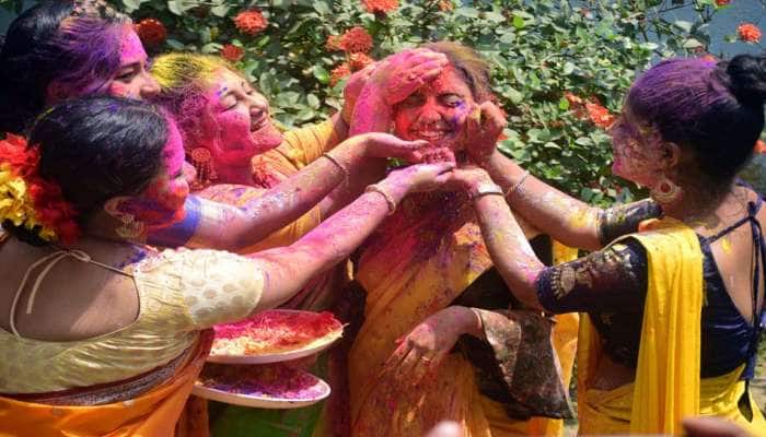 Holi Celebrations: வண்ணங்களின் பண்டிகை ஹோலி கொண்டாட்டங்களின் சிறப்பு புகைப்படத் தொகுப்பு