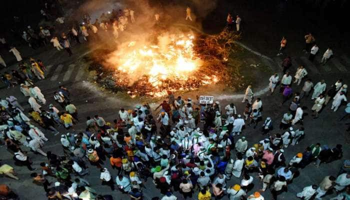 Holi: விவசாய சட்டங்களின் நகல்களை எரித்து &quot;ஹோலி&quot; கொண்டாடும் விவ்சாயிகள்