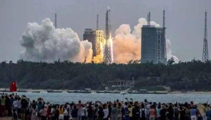 China Rocket: சீனாவின் ராக்கெட் கட்டுப்பாடிழந்து பூமியில் எங்கே வீழும்?  title=