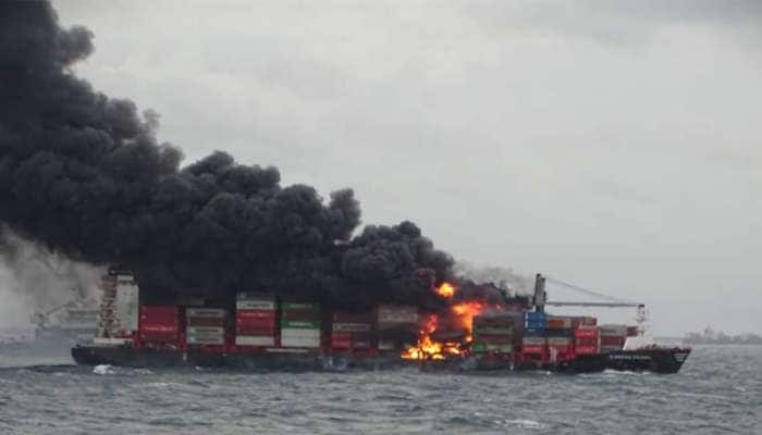 Ship fire off Colombo: சரக்குக் கப்பலின் தீயை அணைக்க 2 கப்பல்களை அனுப்பியது ICG