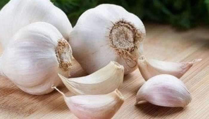 Garlic At Night: இரவு படுக்கும்முன் பூண்டு சாப்பிட்டால் ஆண்களுக்கு ஏராளமாக நன்மைகள் title=