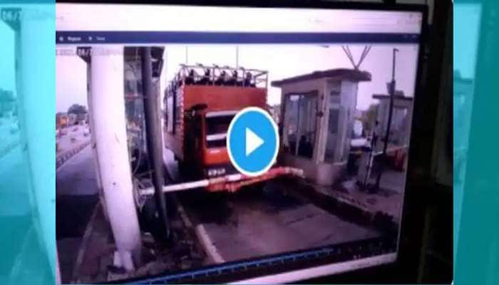 Toll Plaza Video: சுங்கச்சாவடியில் நடந்த சம்வம் வீடியோவை பகிர்ந்த போலீசார்