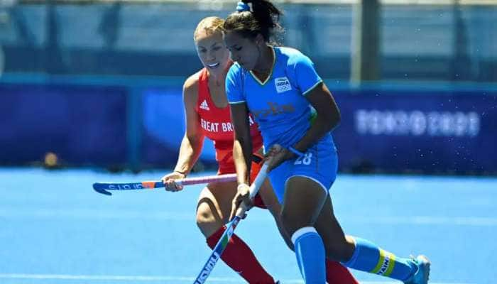 Tokyo Olympics women's hockey: இந்திய வீராங்கனைகள் போராடி தோல்வி title=