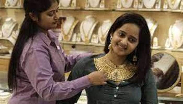 Gold Rate Today: தொடர்ந்து குறையும் தங்கத்தின் விலை, மகிழ்ச்சியில் மக்கள்!! 