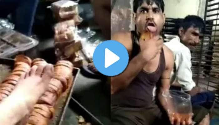 Viral Video: ரஸ்க்கை நாக்கால் நக்கி பாக்கெட் போடும் அதிர்ச்சி வீடியோ