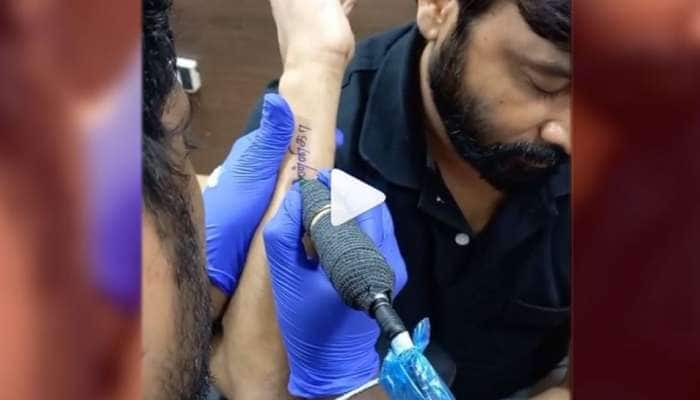 தன் காதல் மனைவி பெயரை பச்சைக் குத்திக்கொண்ட கவிஞர் சினேகன்: Viral Photo