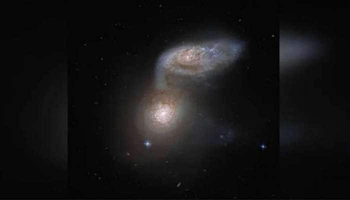 Dancing Galaxies: நடனமாடும் விண்மீன் திரள்கள்; நாசாவின் புகைப்படம் வைரல் title=