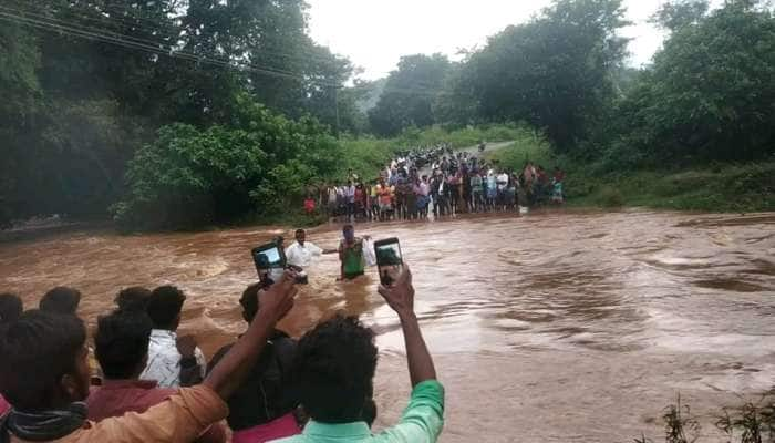 தமிழகத்தில் கொட்டும் மழை! தண்ணீரில் தத்தளிக்கும் மக்கள்